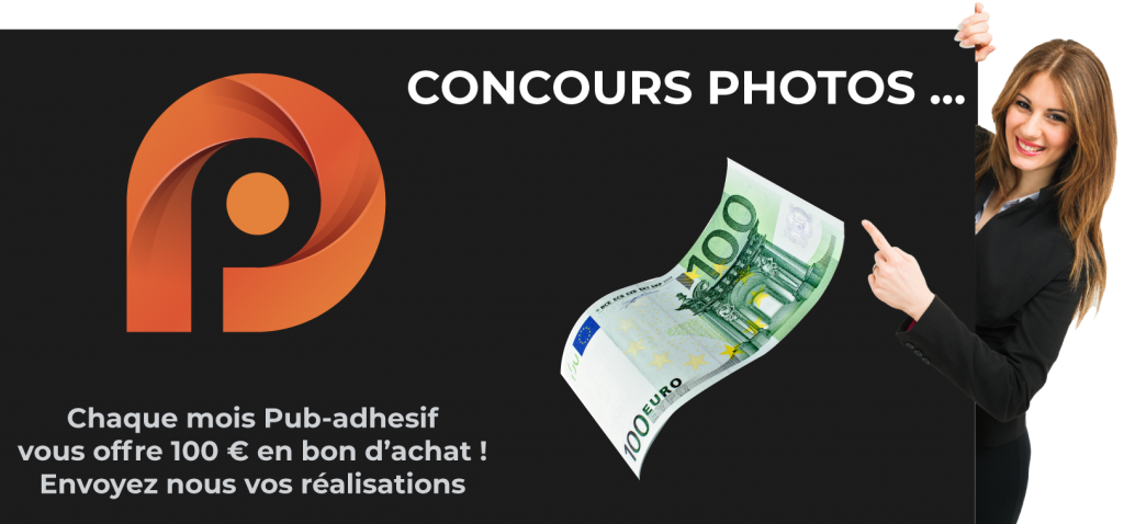 Femme qui montre un billet de 100 € pour le concours photos de pub-adhesif