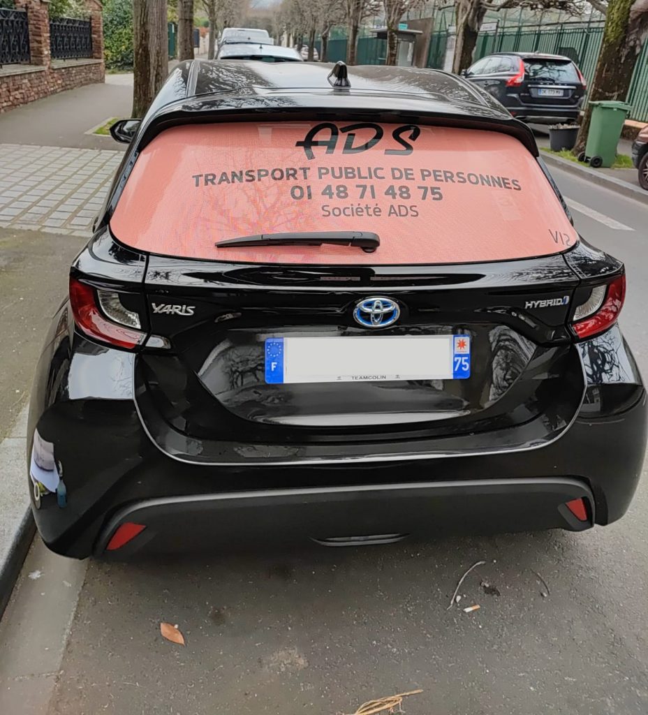 Micro-perforé ADS sur lunette arrière d'un Yaris noire hybrid