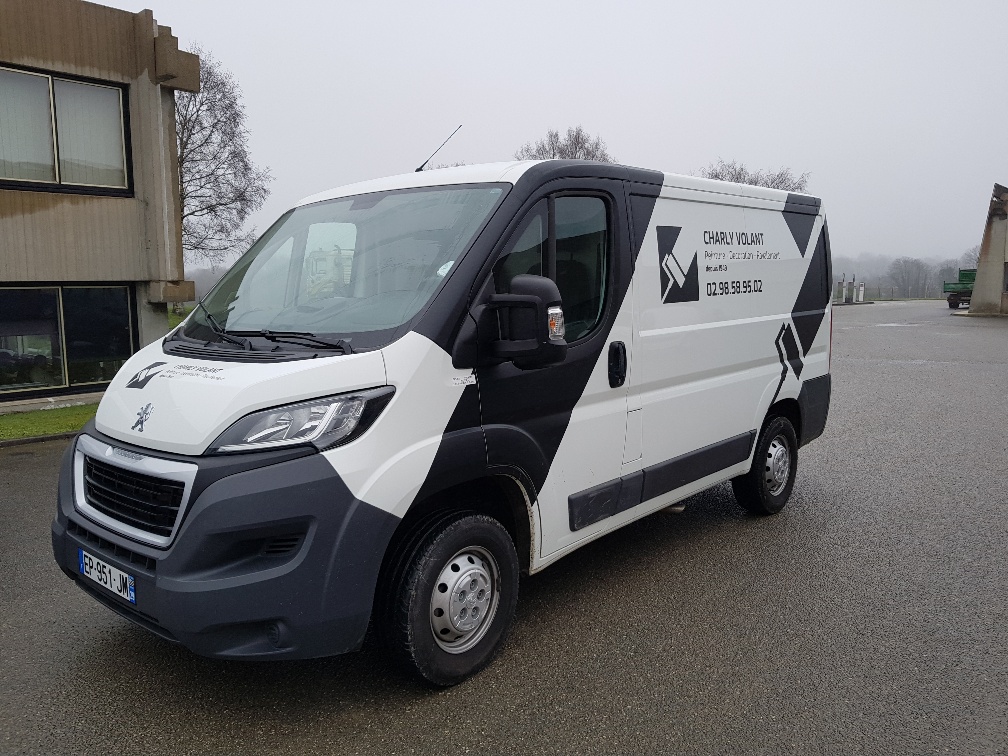 semi-covering avec visuels noirs pour peintre sur fourgon blanc