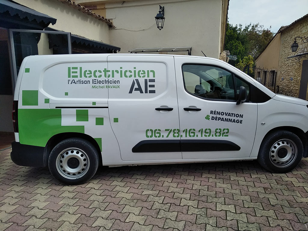 Marquage adhesif sur fourgonnette electricien Nimes