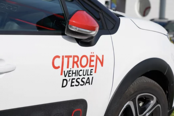 Logo adhésif en transfert sur portière de véhicule blanc citroën.
