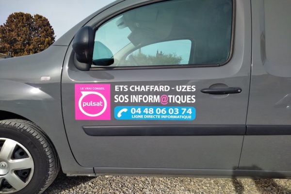 Sticker Pulsat découpé à la forme sur portière d'une fourgonnette grise.i