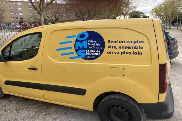 Autocollant découpé à la forme sur camionnette jaune OMS