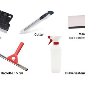 les éléments d'un kit de pose sur vitre avec raclette, cutter, pulvérisateur et racloir
