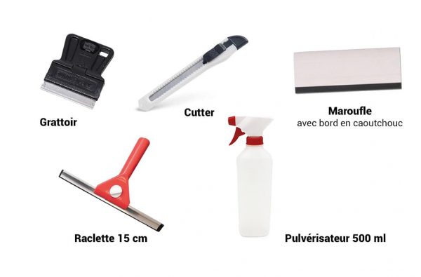 les éléments d'un kit de pose sur vitre avec raclette, cutter, pulvérisateur et racloir