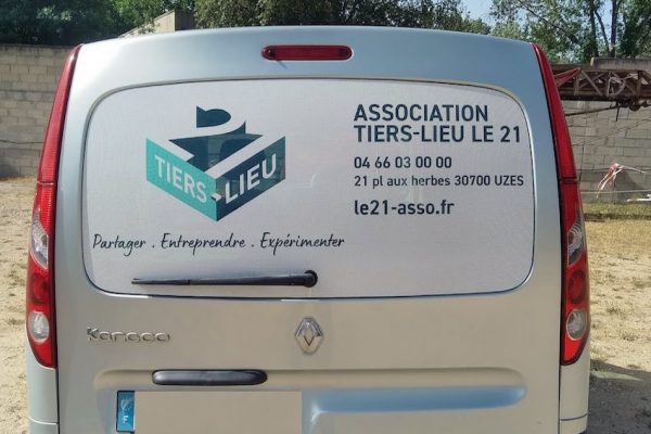 Adhésif micro-perforé à vision unidirectionnelle posé sur une lunette arrière d'un Renault Kangoo