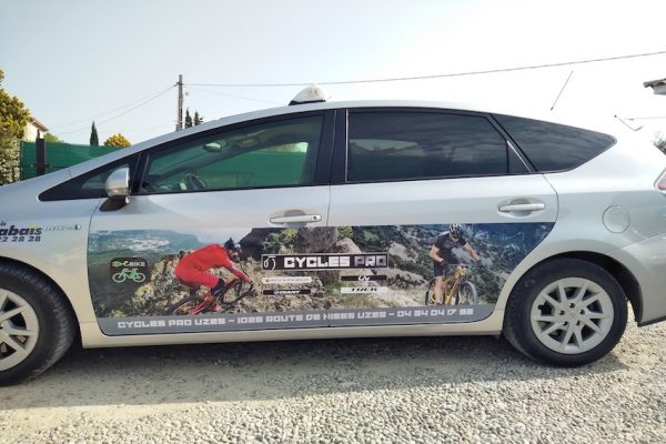 Adhésif pose facile appliqué sur une voiture grise prenant la surface des 2 portières latérales.