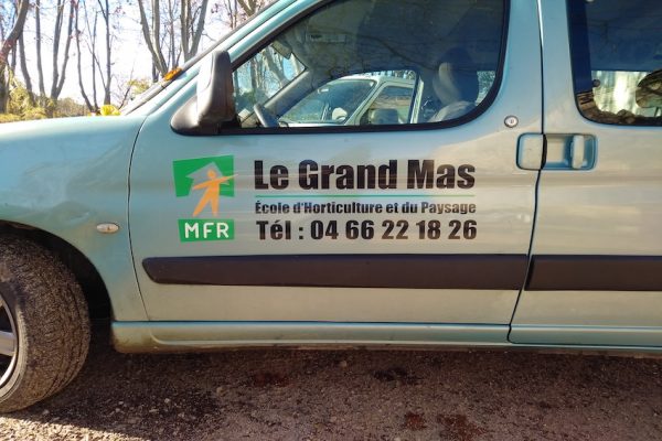 Sticker le grand mas en transfert adhésif sur portière de voiture.