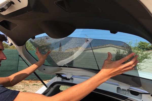 Pose d'un plexipub sur une lunette arrière de voiture