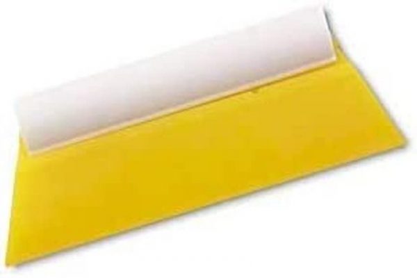 Raclette d'application jaune pour pose d'adhésif et sticker