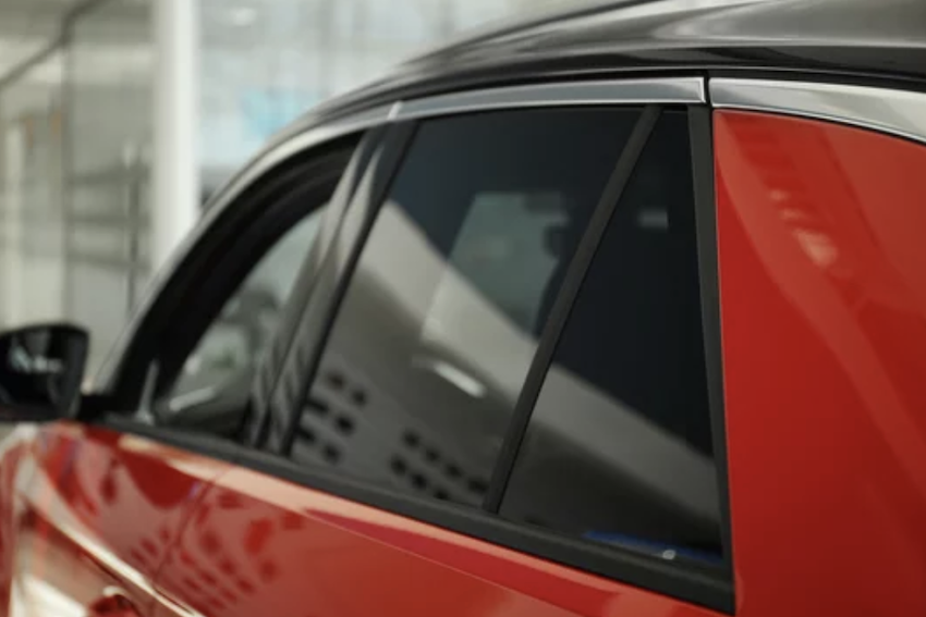 Film teinté sur les vitres d'une voiture rouge