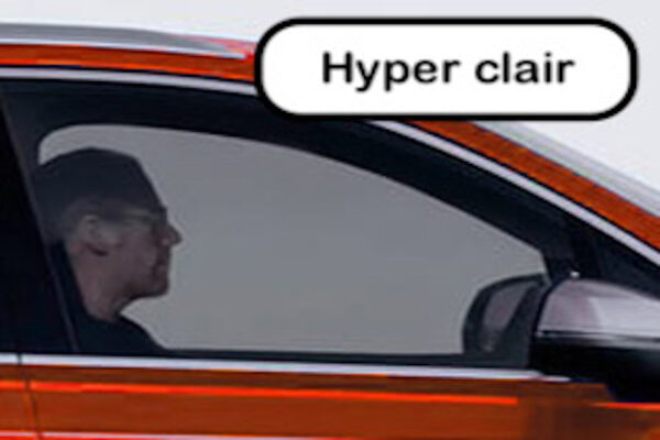 Film adhésif teinté sur vitre de voiture avec une teinte hyper clair