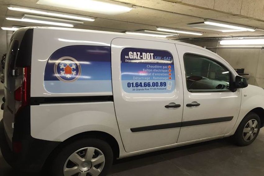 Adhesif publicitaire découpé à la forme du véhicule