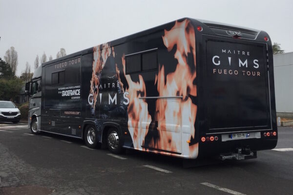 Covering adhésif complet d'un bus de tournée pour Maitre Gim's
