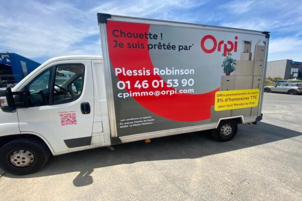 Covering sticker latéral pour un camion porteur de la marque Orpi avec pub-adhesif.com