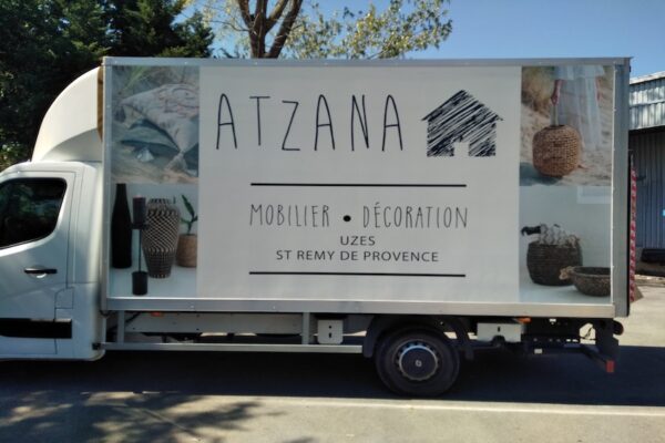 Covering adhésif latéral sur un camion de l'entreprise Atzana