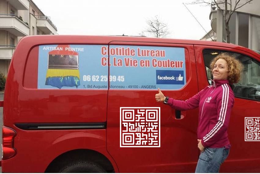 Un artisan devant son véhicule avec un Qrcode comme adhésif autocollant